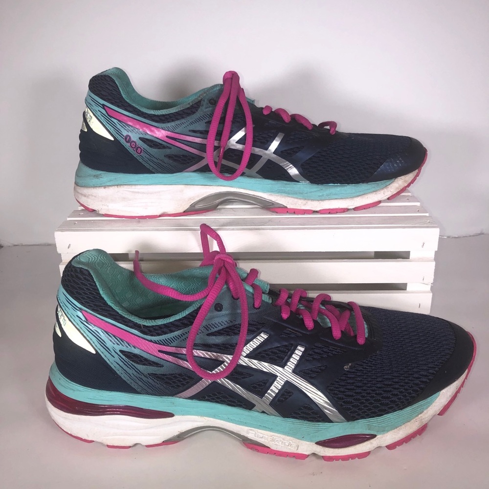 Size 11 women’s ASICS Gel Cumulus 18 sneakers